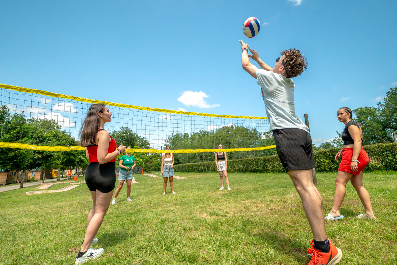 Partie de volleyball anim�e sur terrain de sport au camping CLICOCHIC Linotte � Le Bugue.