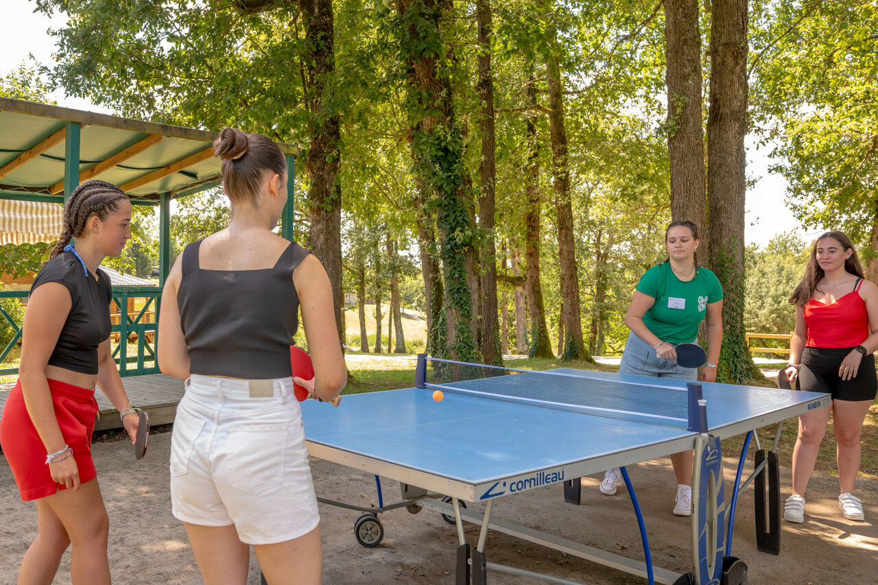 Jeunes jouant au tennis de table en plein air, animation au camping CLICOCHIC Linotte � Le Bugue (24).