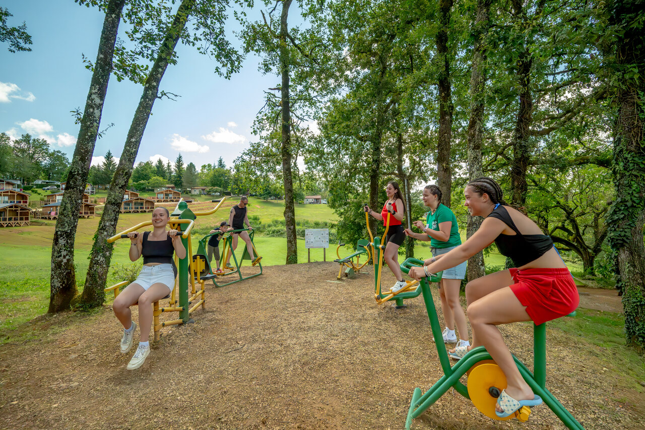 �quipements de fitness ext�rieurs avec vacanciers actifs au camping CLICOCHIC Linotte � Le Bugue (24).