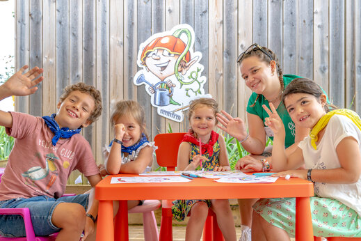 Animation enfants, activité créative avec l'animatrice au camping CLICOCHIC Linotte à Le Bugue (24).