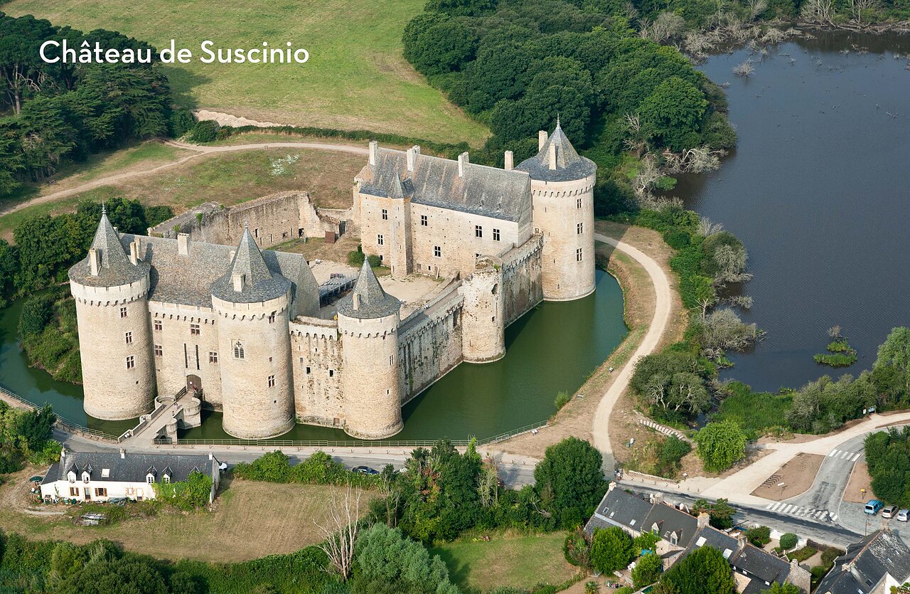 Ch�teau de Suscinio, forteresse m�di�vale avec douves, � visiter pr�s de Sarzeau, Morbihan.