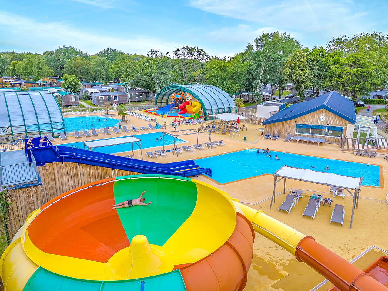 Toboggans aquatiques, piscines ext�rieures et couvertes au camping CAPFUN Lodge � SARZEAU (56).