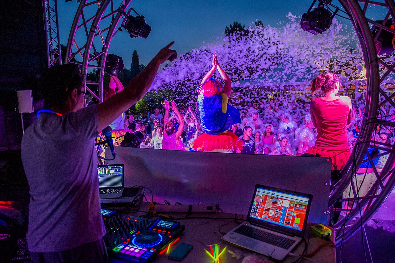 Soir�e mousse anim�e avec DJ et danseurs au camping CAPFUN Lodge � SARZEAU (56).