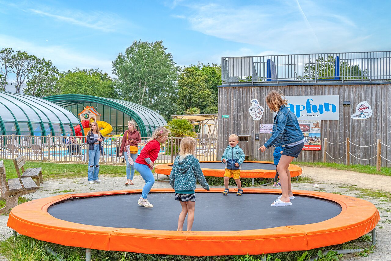 Enfants sur trampolines, piscine couverte au camping CAPFUN Lodge � SARZEAU (56).