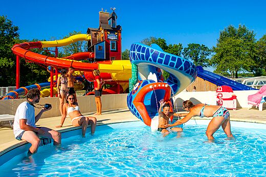 Piscine extérieure avec toboggans et jeux aquatiques au camping CAPFUN Lodge à SARZEAU (56).
