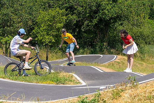 Pump track avec BMX et skateboard au camping CAPFUN Lodge à SARZEAU (56).