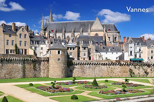 Remparts, jardins et cathédrale de Vannes, ville historique en Bretagne Sud.