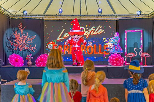 Spectacle d'animation avec mascotte et enfants au camping CAPFUN Lodge à SARZEAU (56).