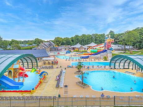 Grand parc aquatique avec piscines et toboggans au camping CAPFUN Lodge à SARZEAU (56).