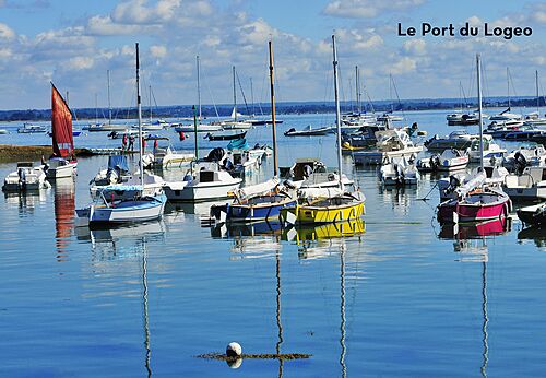 Port du Logeo avec nombreux bateaux, lieu à visiter près de Sarzeau, Morbihan.