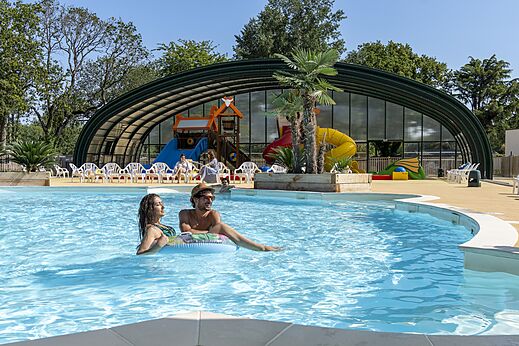 Piscine extérieure avec toboggans et jeux aquatiques au camping CAPFUN Lodge à SARZEAU (56).