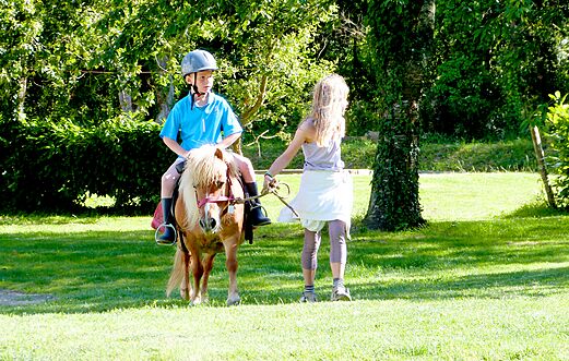 Activité poney pour enfant, encadrée au camping CAPFUN Lodge à SARZEAU (56).