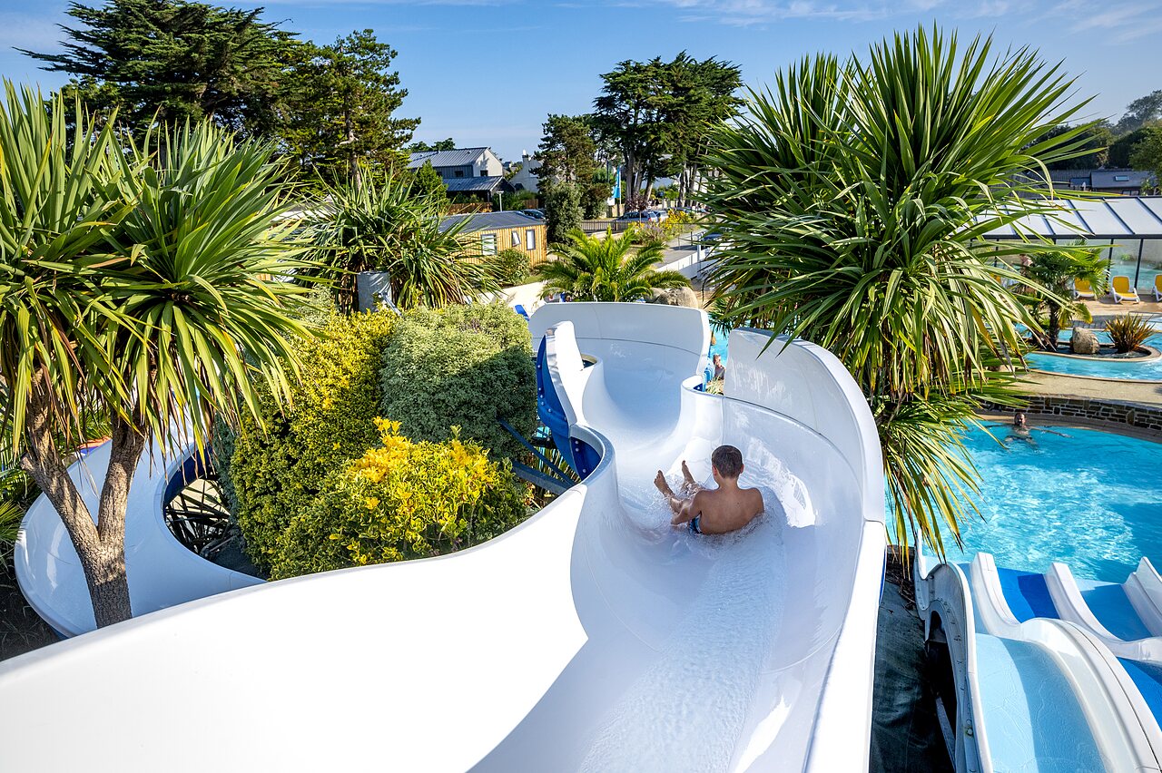 Toboggan aquatique, enfant dans la piscine au camping CLICOCHIC Longchamp (35).