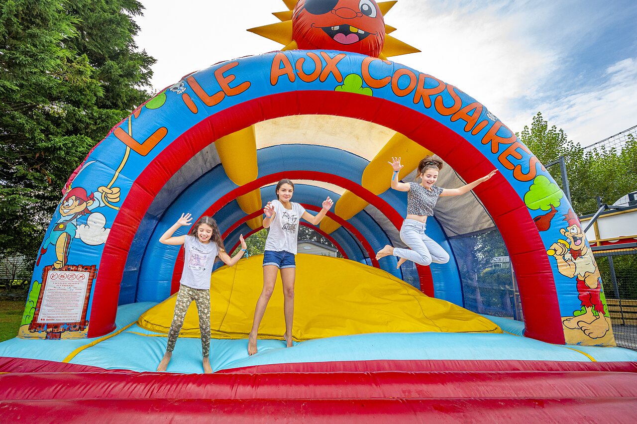 Jeu gonflable L'�le aux Corsaires, enfants s'amusant au camping CLICOCHIC Longchamp.