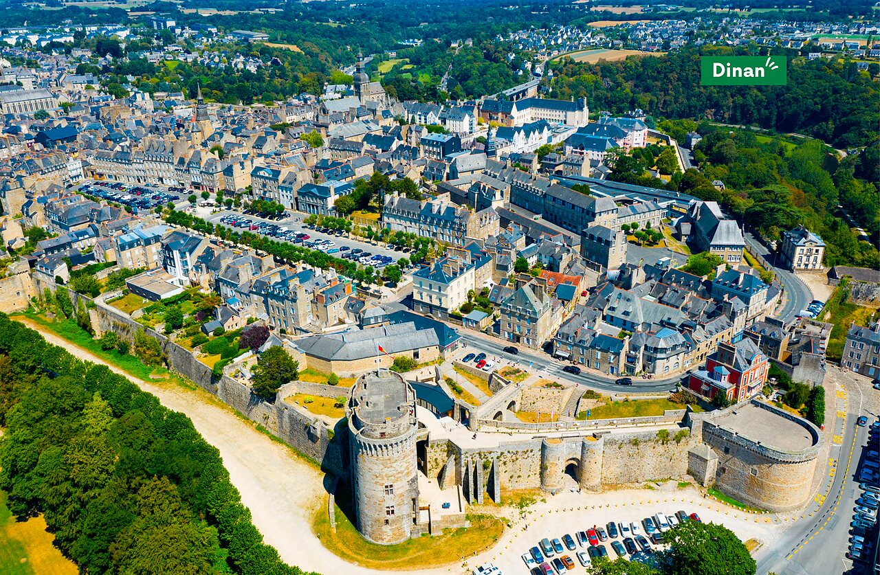 Ville m�di�vale de Dinan, Bretagne, avec son ch�teau et ses remparts historiques.