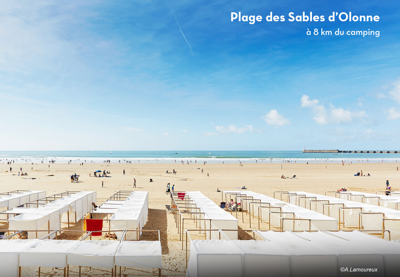 Plage des Sables d'Olonne avec cabines et jet�e, Vend�e.