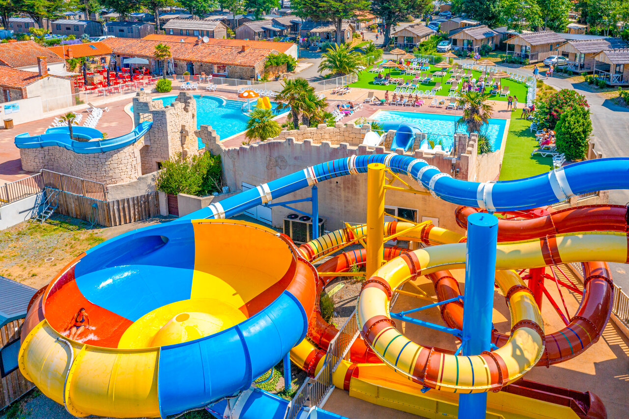 Toboggans aquatiques color�s et piscines ext�rieures au camping CAPFUN Loubine � Les Sables d'Olonne (85).