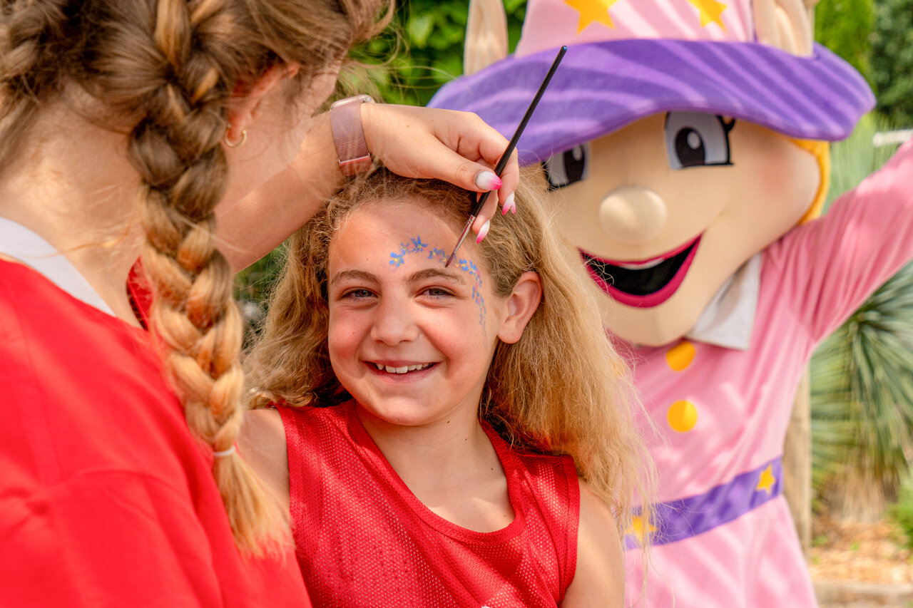 Maquillage pour enfants avec mascotte au camping CAPFUN Loubine � Les Sables d'Olonne (85).