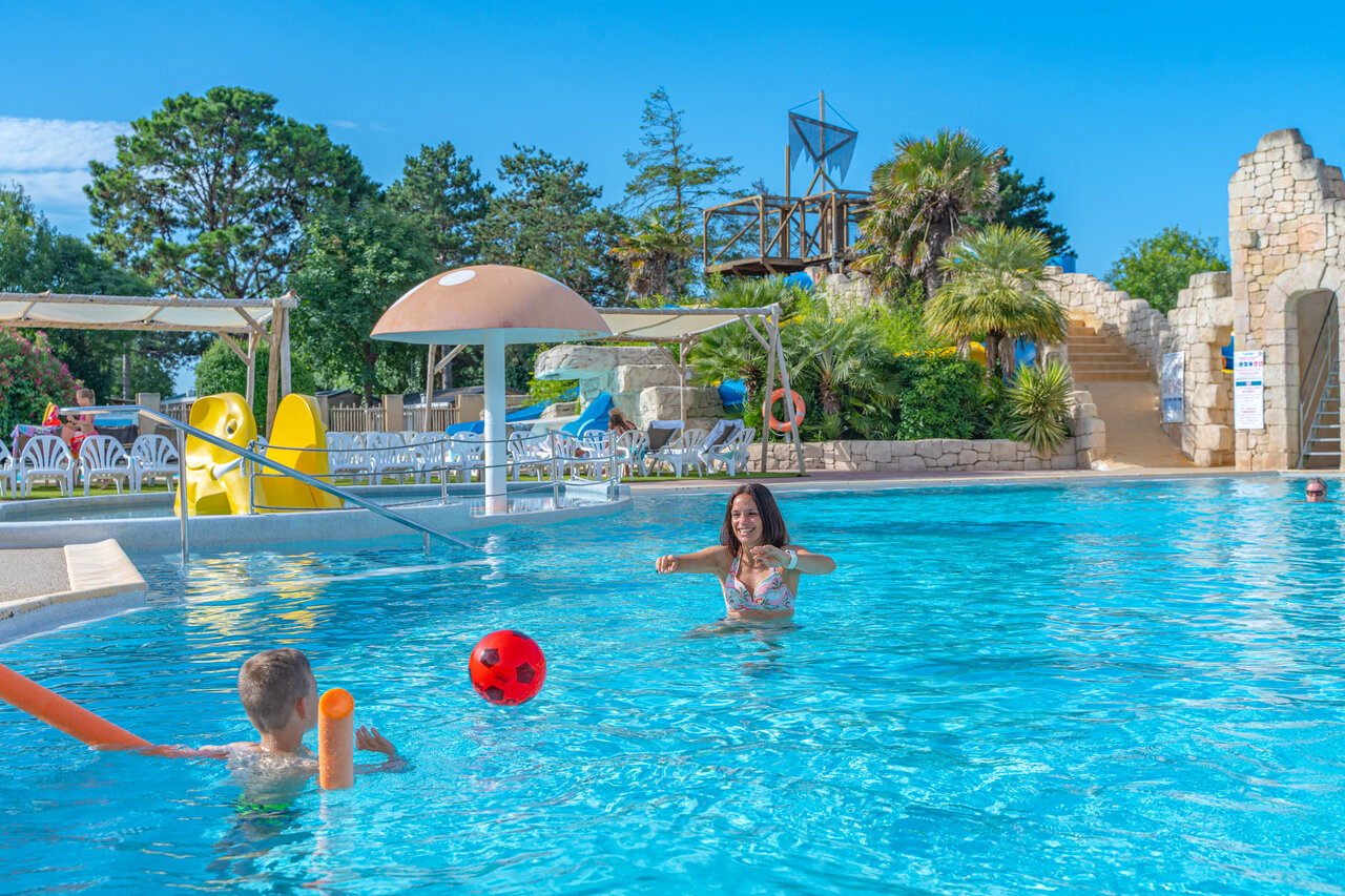 Piscine ext�rieure avec toboggans, jeux d'eau et enfants jouant au camping CAPFUN Loubine � Les Sables d'Olonne (85).