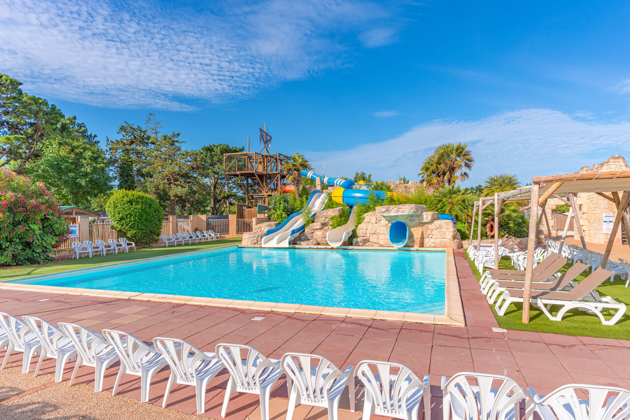 Piscine ext�rieure, toboggans et transats au camping CAPFUN Loubine � Les Sables d'Olonne (85).