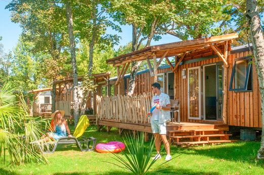 Mobil-home en bois, terrasse, jardin au camping CAPFUN Loubine à Les Sables d'Olonne.