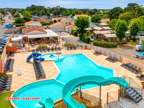 Piscine extérieure, toboggans aquatiques et pataugeoire au camping CAPFUN Loubine à Les Sables d'Olonne.