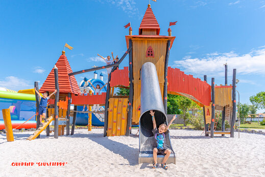 Aire de jeux château fort et toboggan au camping CAPFUN Loubine à Les Sables d'Olonne.