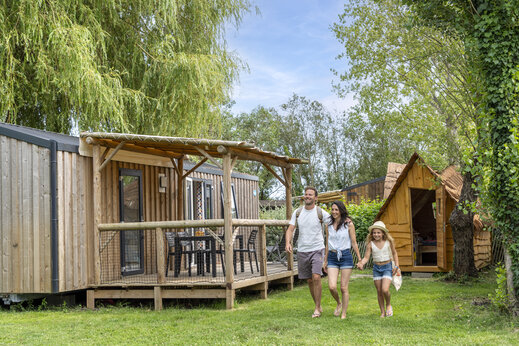 Mobil-home avec terrasse, famille au camping CAPFUN Loubine à Les Sables d'Olonne (85).