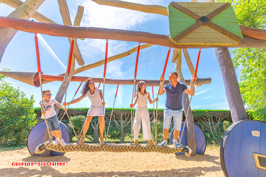 Aire de jeux avec pont de corde et famille au camping CAPFUN Loubine Les Sables d'Olonne.