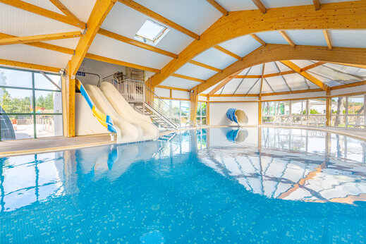 Piscine couverte et toboggans aquatiques au camping CAPFUN Loubine à Les Sables d'Olonne (85).