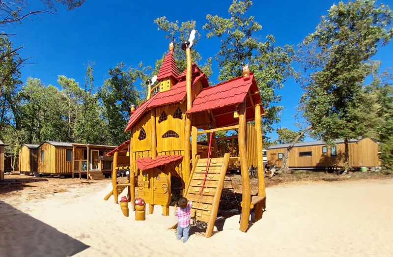 Aire de jeux en bois, mobile-homes au CLICOCHIC Lou Cantaire FAYENCE (83).