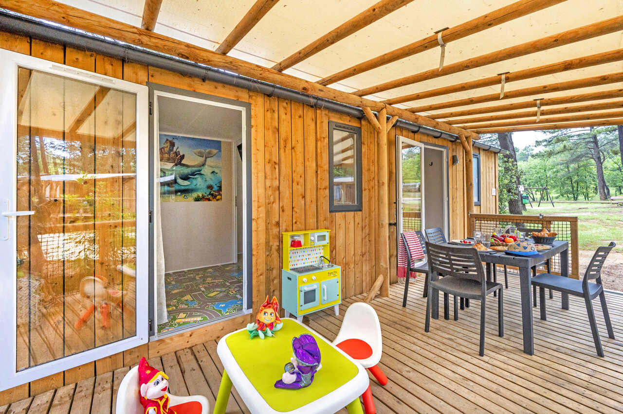 Terrasse mobile-home, repas ext�rieur, jeux enfants. Camping CLICOCHIC Lou Cantaire � FAYENCE.