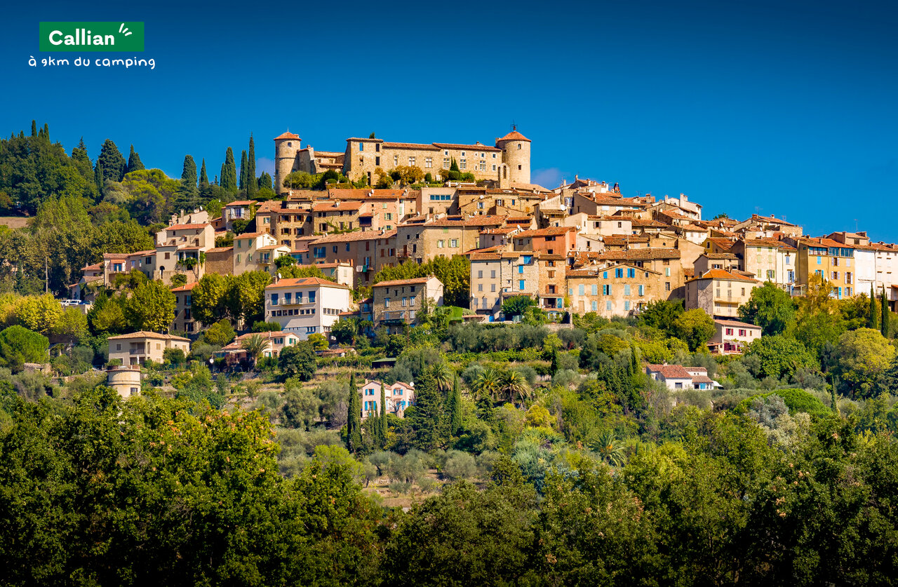 Village perch� de Callian, charmant lieu � visiter en Provence, Var.