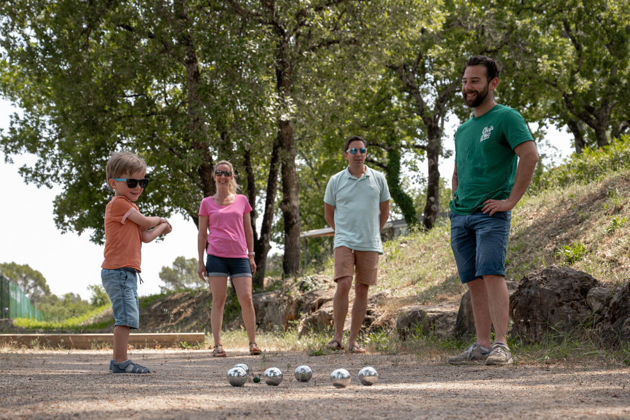 Famille jouant � la p�tanque sur un terrain ombrag� au camping CLICOCHIC Lou Cantaire � FAYENCE (83).