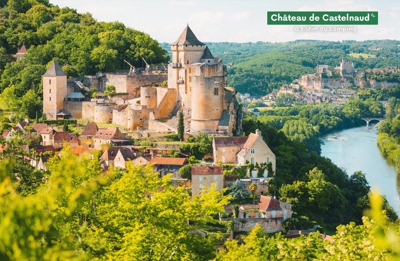 Ch�teau de Castelnaud, site historique majeur � visiter pr�s du camping en Dordogne.