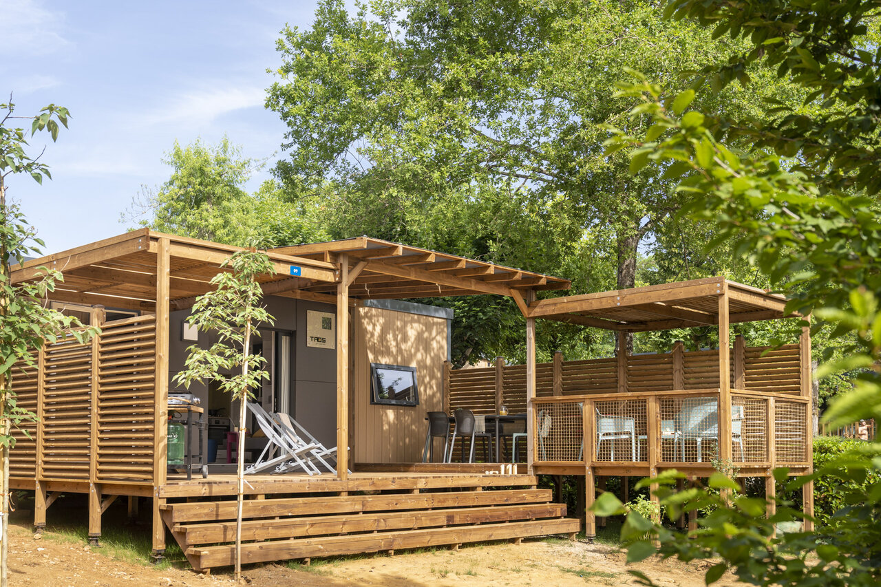 Mobile home moderne avec terrasse au camping CLICOCHIC Lou Castel � Castelnaud-la-Chapelle.