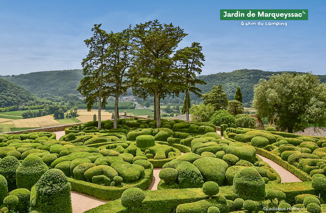 Jardins de Marqueyssac, jardins suspendus � visiter pr�s du camping en Dordogne.