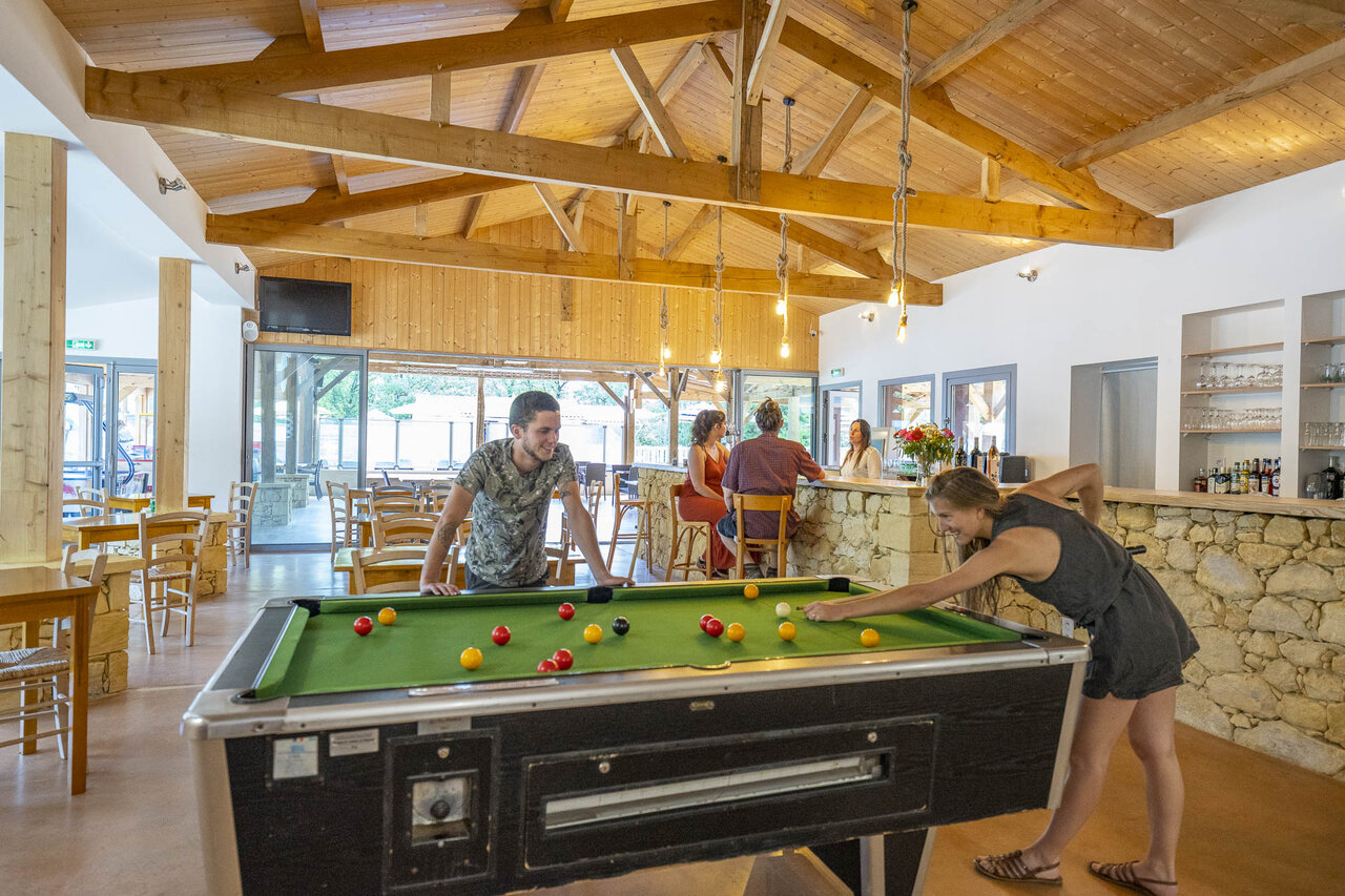 Partie de billard et ambiance conviviale au bar du camping CLICOCHIC Lou Castel � Castelnaud-la-Chapelle (24).
