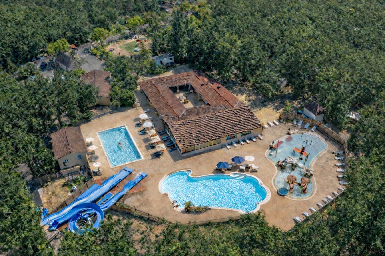 Vue a�rienne du complexe aquatique avec toboggans et piscines au camping CLICOCHIC Lou Castel � Castelnaud-la-Chapelle (24).