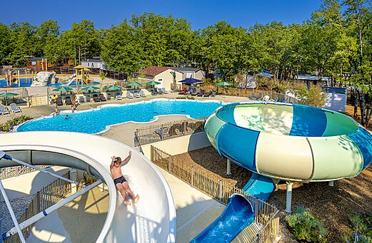 Toboggans aquatiques et piscine extérieure avec enfant au camping CLICOCHIC Lou Castel à Castelnaud-la-Chapelle (24).