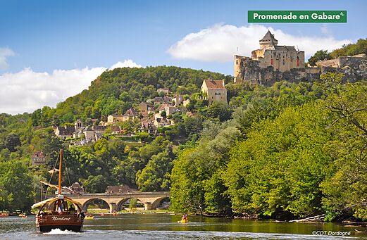 Promenade en gabarre et kayaks sur la Dordogne, village et château.