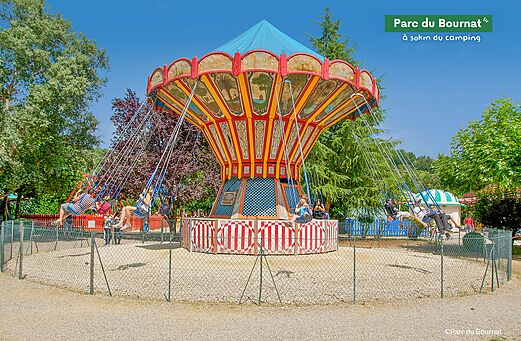 Manège à chaises volantes au Parc du Bournat, attraction à découvrir près du camping.