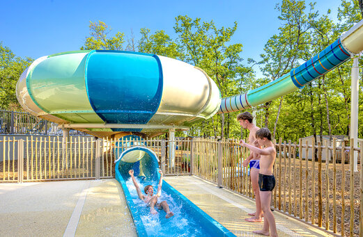 Toboggan aquatique géant et piscine au camping CLICOCHIC Lou Castel à Castelnaud-la-Chapelle (24)