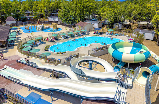 Espace aquatique avec piscines, toboggans et jeux d'eau au camping CLICOCHIC Lou Castel.