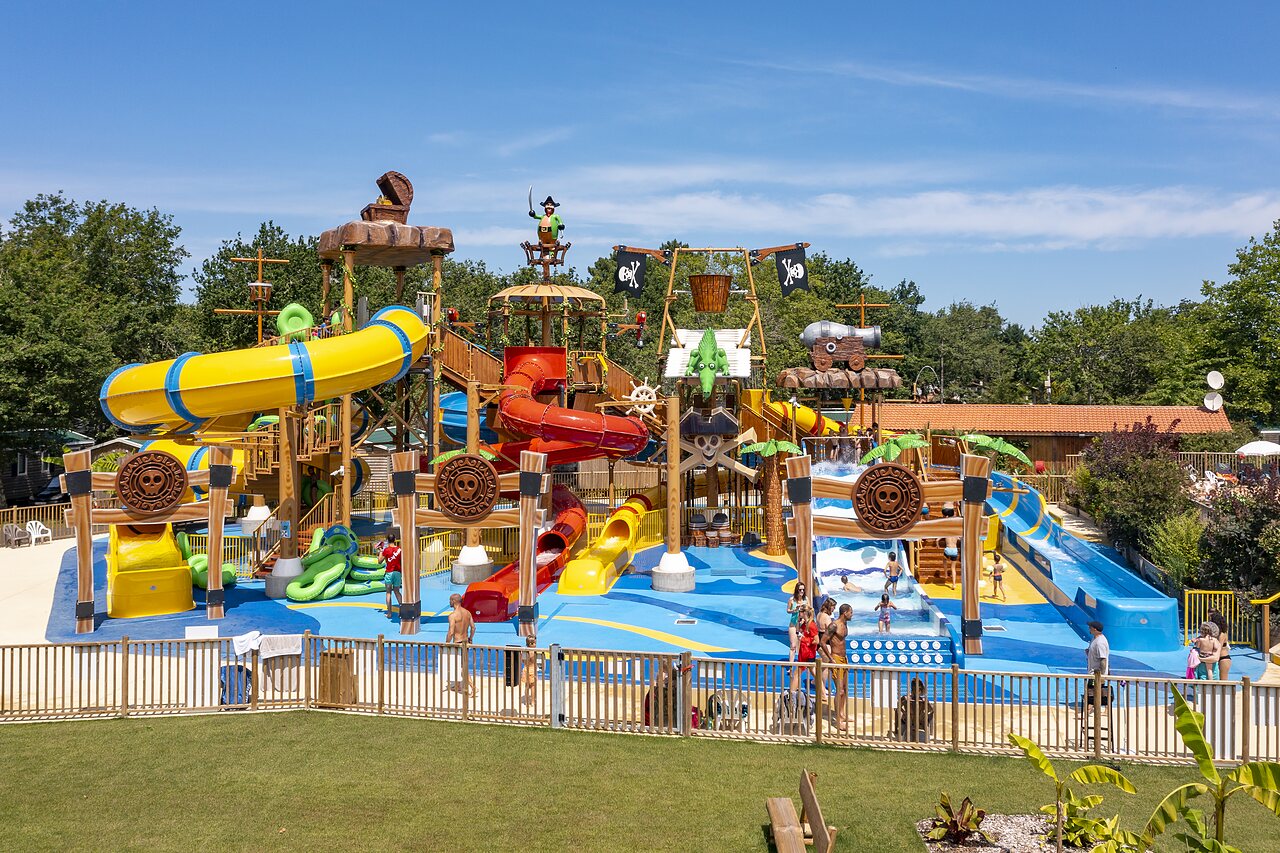 Parc aquatique pirate avec toboggans et jeux d'eau au camping CAPFUN Lou Puntaou � LEON.