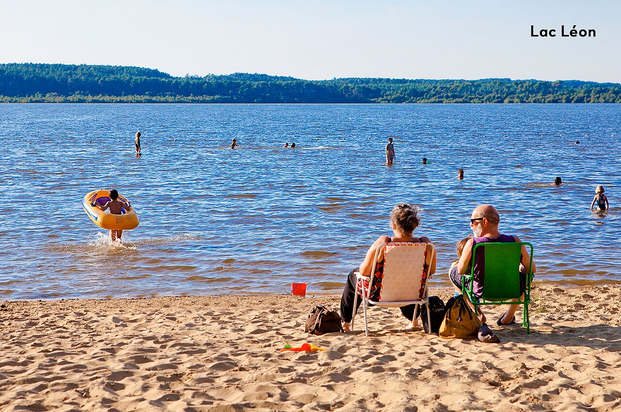 Plage du Lac L�on avec baigneurs et familles se relaxant, pr�s de L�on.