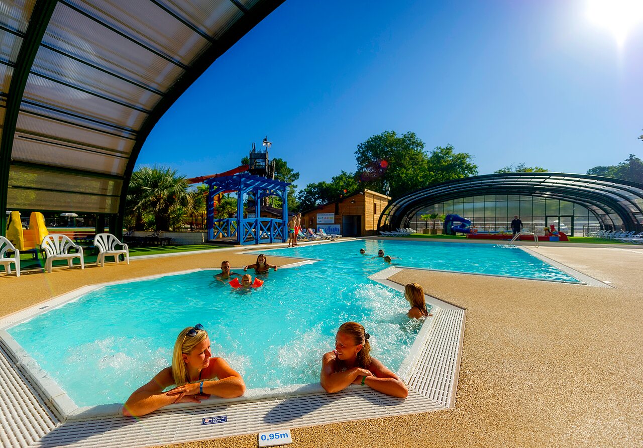 Espace aquatique avec jacuzzi, toboggan et piscine couverte au camping CAPFUN Lou Puntaou � LEON (40).