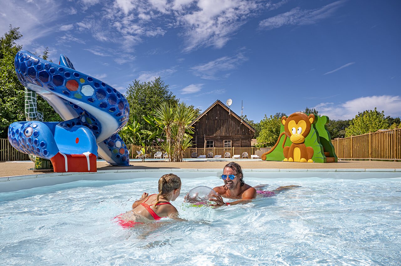 Piscine ext�rieure avec toboggans ludiques, homme et enfant au CAPFUN Lou Puntaou � LEON (40).