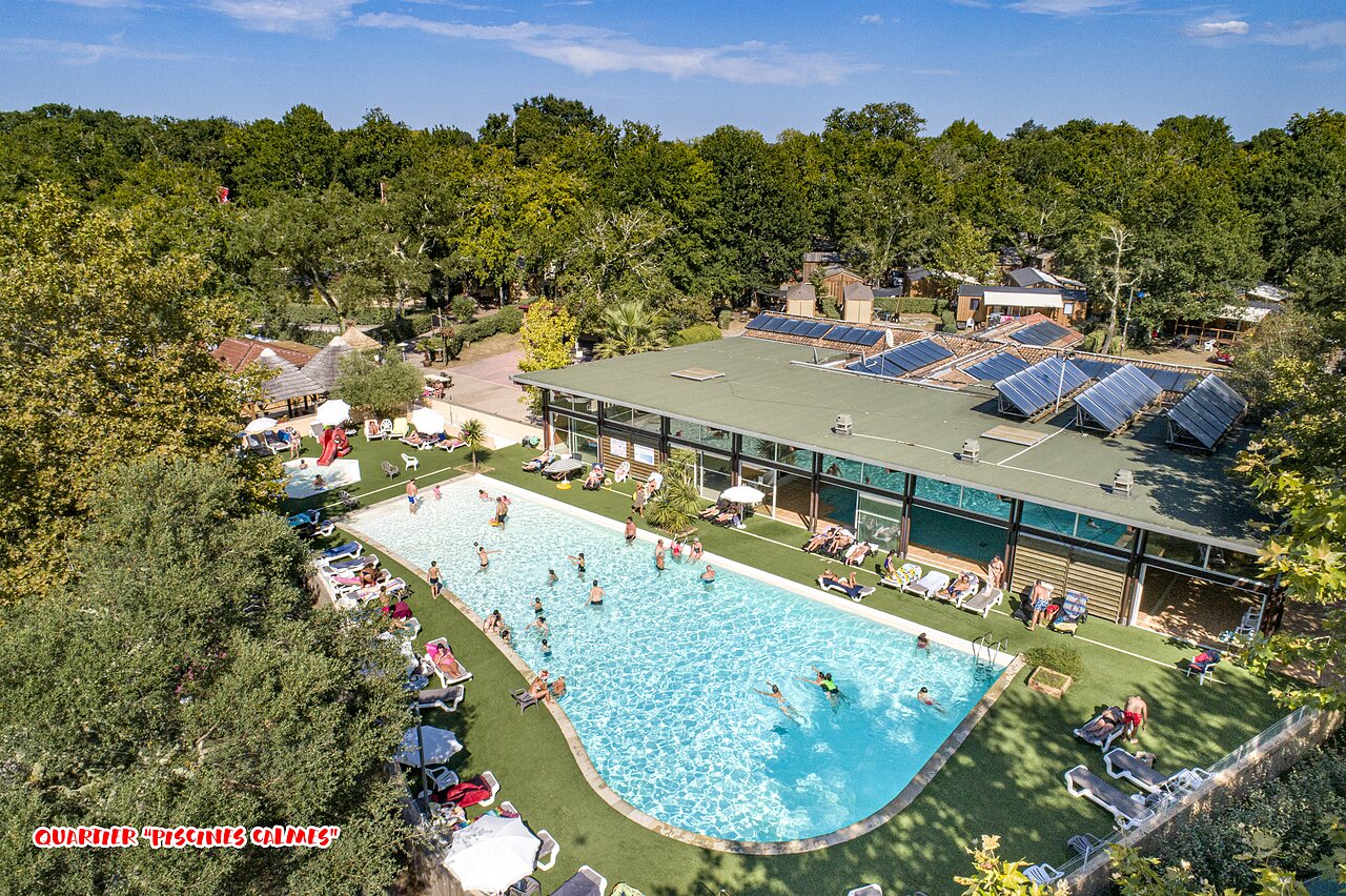 Piscine ext�rieure, toboggan et solarium au camping CAPFUN Lou Puntaou � LEON (40).