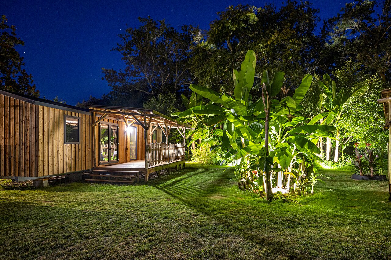 Mobil-home en bois, terrasse �clair�e, nuit, au camping CAPFUN Lou Puntaou � LEON (40).